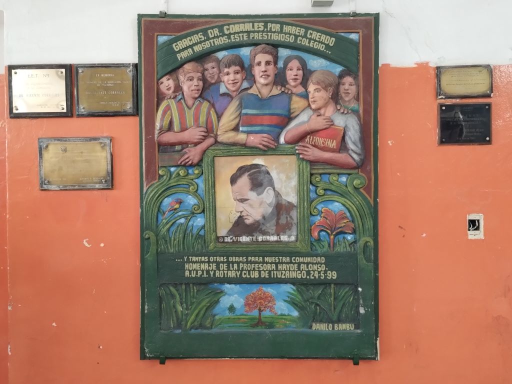 Mural de Danilo Bambú dentro de la escuela. 