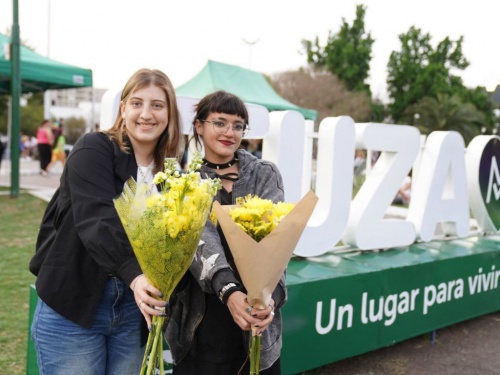 La primavera llegó con arte, cultura y música a la Plaza 20 de Febrero