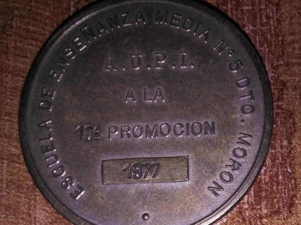 Medalla a la Promoción 1977.