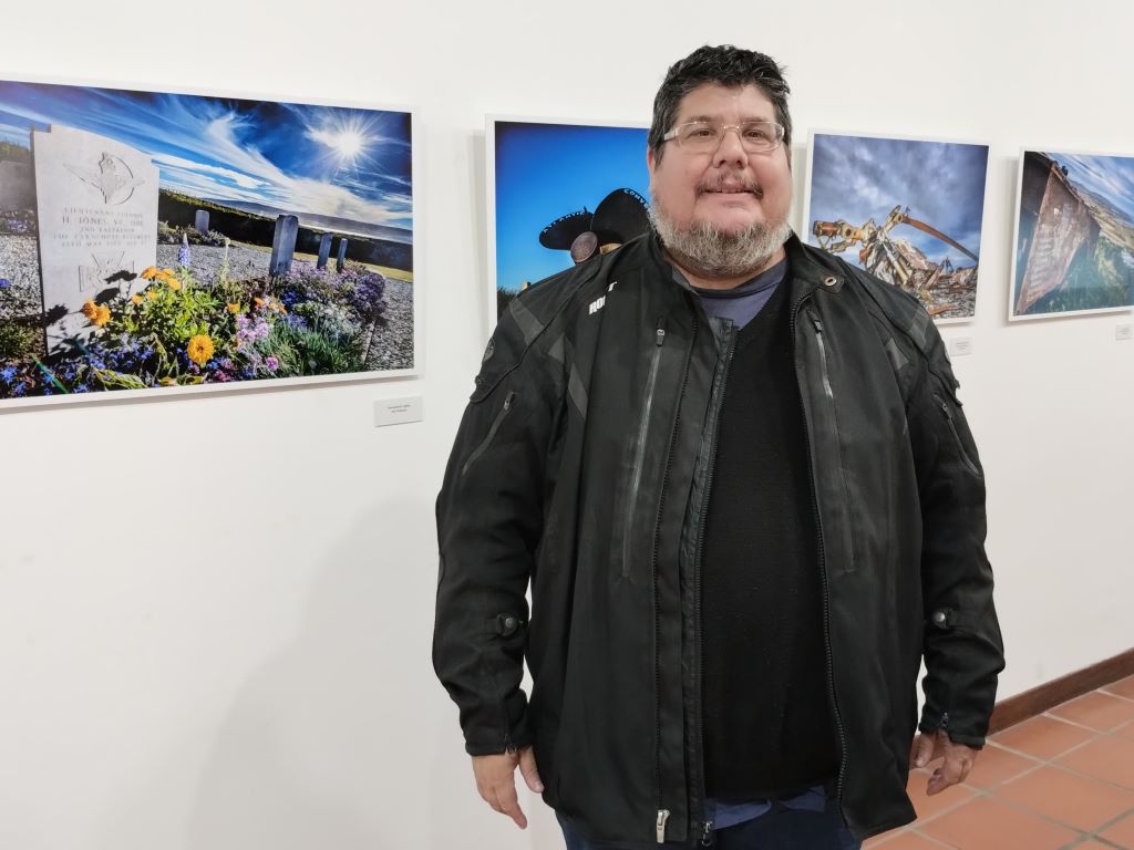 Facundo Valdez en la sala principal del Museo. Detrás la muestra Mis Ojos, Malvinas de Rubén Digilio. 