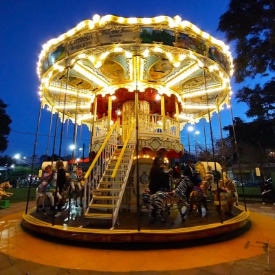 El carrousel más lindo de la Zona Oeste está en la Plaza 20 de Febrero