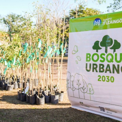 Pulmón verde de la zona oeste: canjearon reciclables por arbolitos