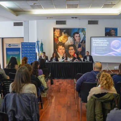 Docentes y directivos se capacitaron sobre inteligencia artificial para aplicar en las aulas