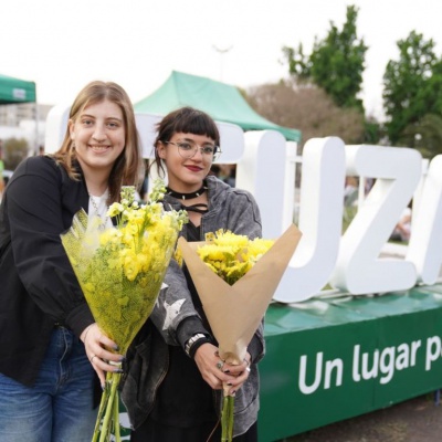 La primavera llegó con arte, cultura y música a la Plaza 20 de Febrero