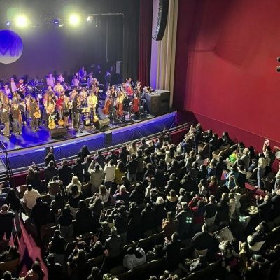 Ituzaingó homenajeó al Indio Solari con las voces de Los Fundamentalistas del Aire Acondicionado