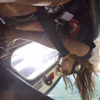 Solidaridad aérea: Una piloto argentina rifa un vuelo acrobático para poder competir en Estados Unidos