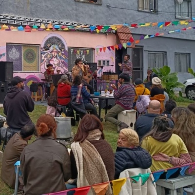 Peña folklórica en Padua: música en vivo, locro y feria en Aquelarre
