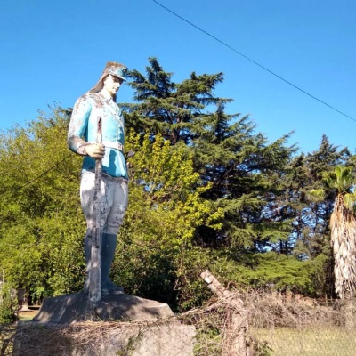 Un soldado francés custodia la vieja ruta 7