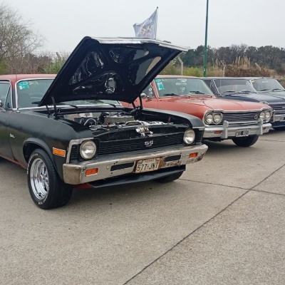 Autos clásicos, música y solidaridad en Villa Udaondo